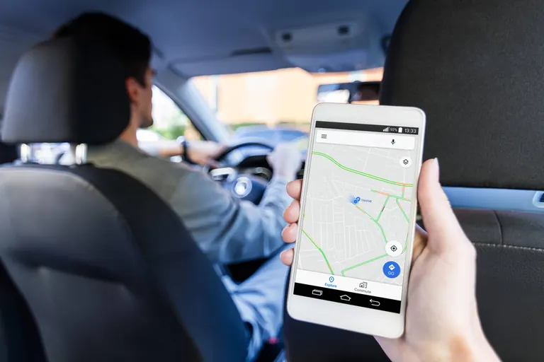 Auto online ummelden mit Smartphone im Fahrzeug